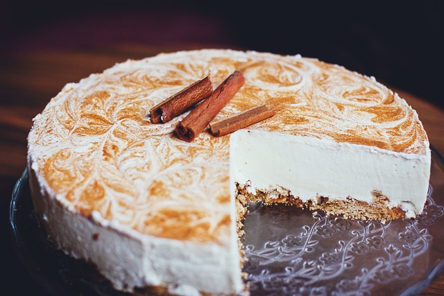 "Delicioso bolo gelado de leite, coco e tapioca servido em fatias, decorado com coco ralado e pronto para servir."