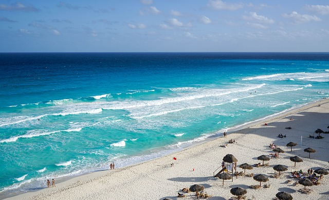 Vista panorâmica das praias de Cancún, com águas cristalinas e areia branca, ideal para relaxar e aproveitar as férias no México.