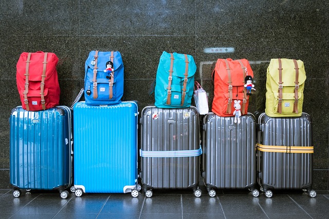 "Passageiros aguardando no aeroporto com informações sobre direitos em casos de atrasos ou cancelamentos de voos.""Passageiros aguardando no aeroporto com informações sobre direitos em casos de atrasos ou cancelamentos de voos."