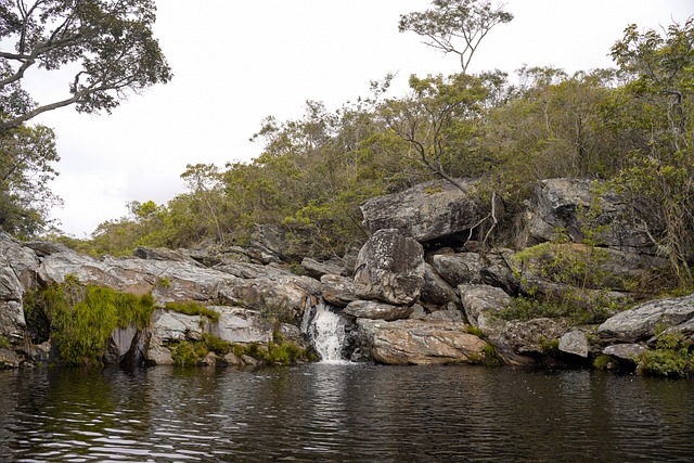 "Paisagem panorâmica da Chapada Diamantina com uma grande cachoeira e vegetação exuberante"